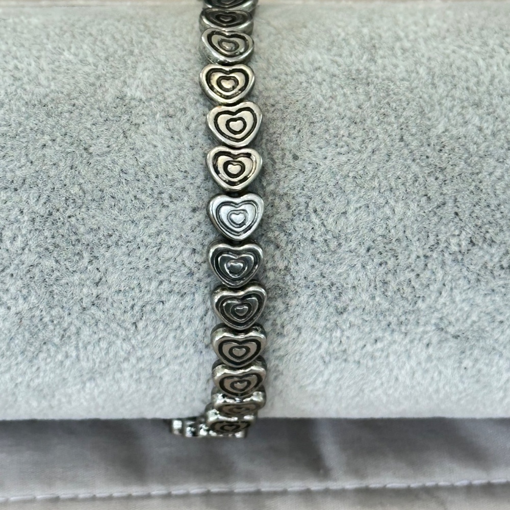 Silver tone stretchy bracelet w/carved Heart beads all the way around - Picture 3 of 13